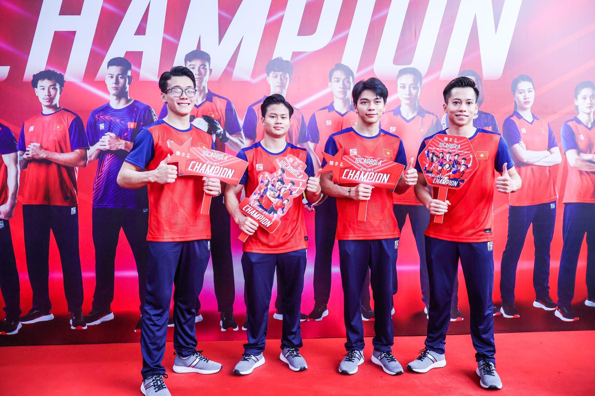 Các VĐV hào hứng với trang phục mới của Đoàn thể thao Việt Nam ở SEA Games 32 - Ảnh: Đức Cường 