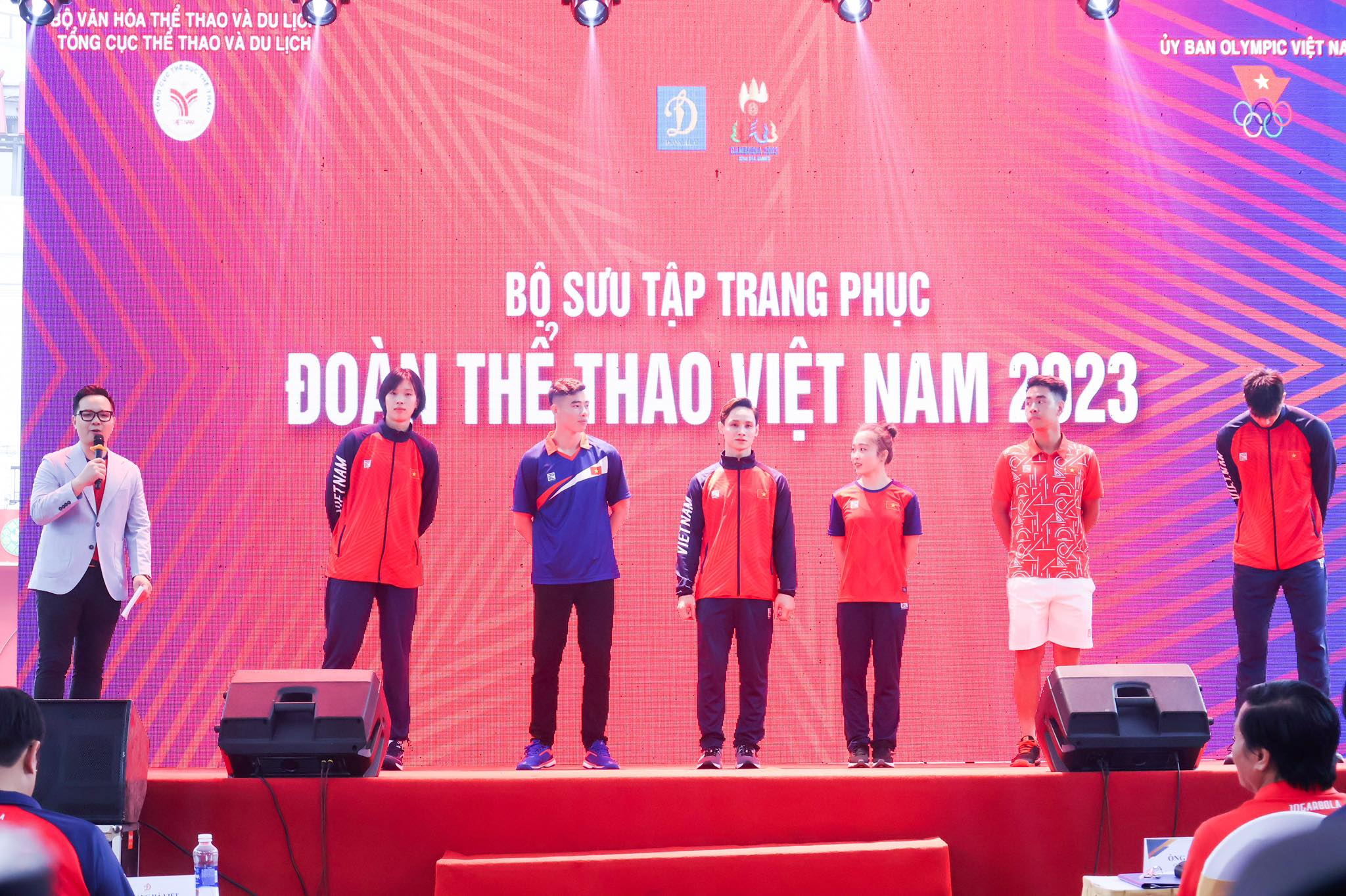 Trang phục chính thức của Đoàn thể thao Việt Nam ở SEA Games 32 - Ảnh: Đức Cường 