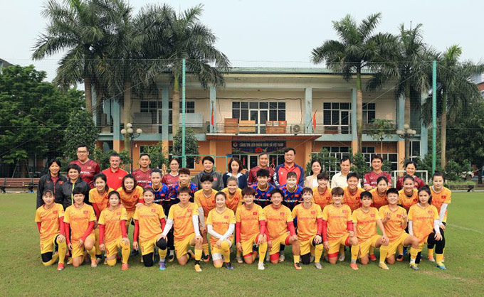 Đại diện Lãnh đạo Tổng cục TDTT chụp ảnh lưu niệm cùng đội tuyển nữ Việt Nam
