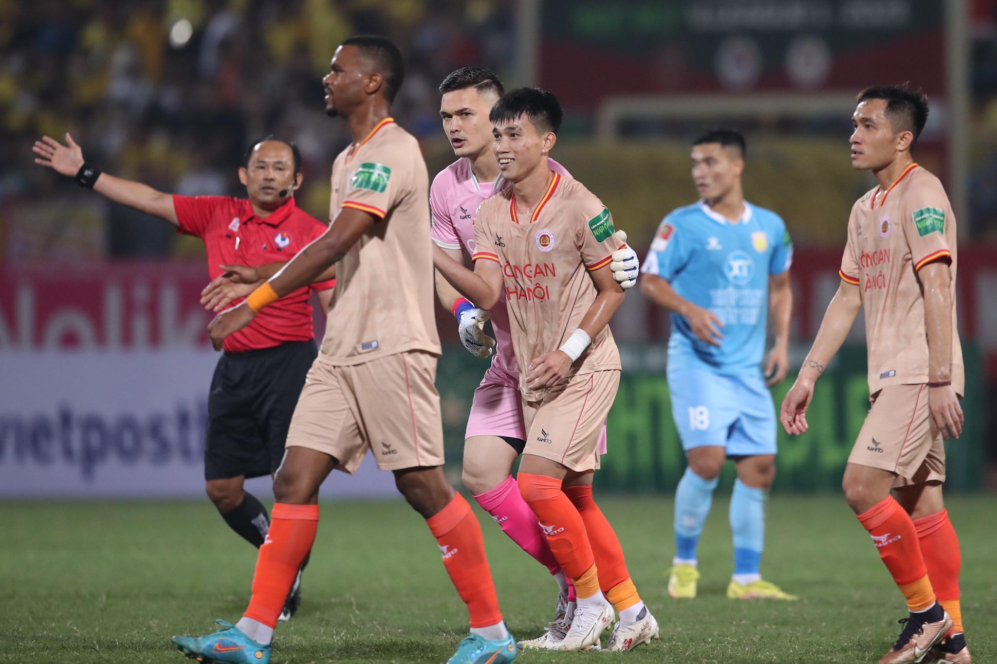 Tiền vệ U22 Việt Nam - Lê Văn Đô ăn mừng bàn thắng vào lưới Nam Định - Ảnh: Minh Tuấn 