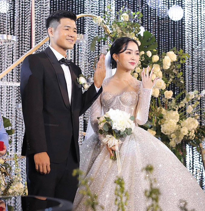 Hà Đức Chinh và Mai Hà Trang làm lễ kết hôn vào hồi tháng 5/2022. Đức Chinh và Hà Trang bắt đầu công khai chuyện tình cảm vào tháng 4/2019. Khi ấy, cặp đôi trai tài gái sắc đến Đà Nẵng – Hội An để du lịch. Sau đó, họ cũng thường xuyên tương tác với nhau hơn trên mạng xã hội 