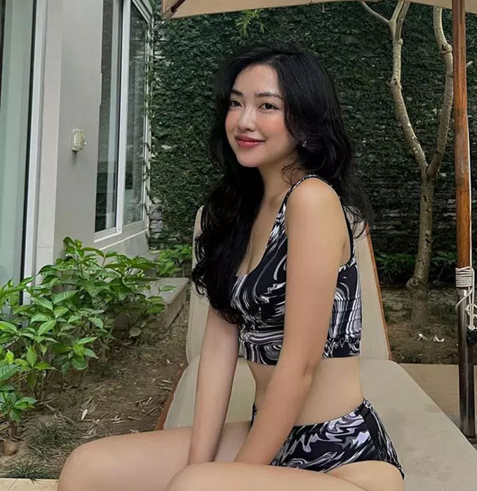 So với các cô bạn gái của những cầu thủ khác thì Hà Trang có đời tư khá kín tiếng. Facebook cô nàng chỉ cập nhật hình ảnh cuộc sống đời thường. Từ khi công khai chuyện tình cảm, cô nàng không ngần ngại thể hiện tình yêu và hết lòng chăm sóc chồng