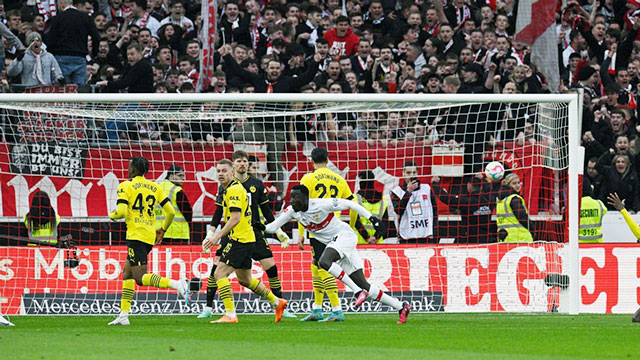 Dortmund bất ngờ để Stuttgart (áo trắng) ngược dòng gỡ hòa kịch tính ở những phút cuối