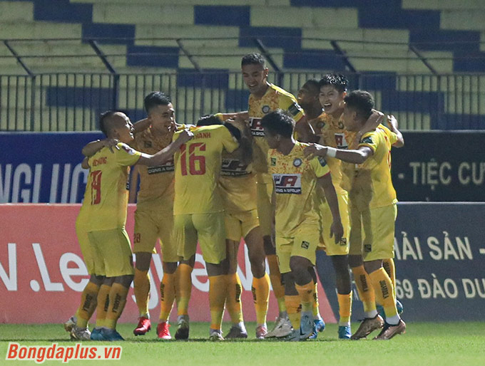 Đội bóng xứ Thanh vươn lên ngôi đầu bảng - Ảnh: Phan Tùng 