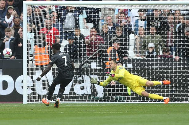 Saka đá hỏng 11m ở trận hòa West Ham, khiến Arsenal gặp khó trong cuộc đua vô địch