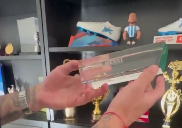 Danh hiệu "Cầu thủ xuất sắc nhất La Liga 2020/21" của Messi đang nằm tại nhà của Leandro Paredes