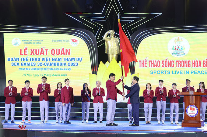 Bí thư Trung ương Đảng - Phó Thủ tướng Chính phủ Lê Minh Khái trao cờ cho Trưởng đoàn Đặng Hà Việt 