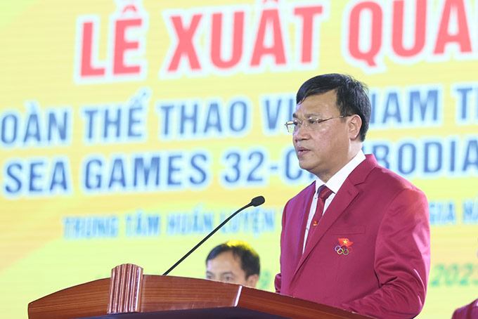 Trưởng đoàn Đặng Hà Việt báo cáo về công tác chuẩn bị của Đoàn Thể thao Việt Nam