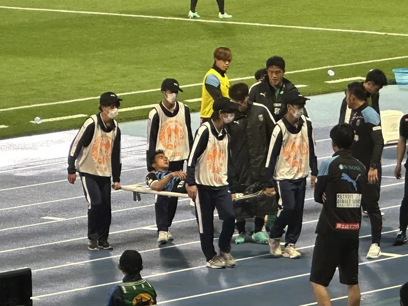 Chanathip dính chấn thương đầu gối, phải rời sân sớm ở Cúp Liên đoàn Nhật Bản 