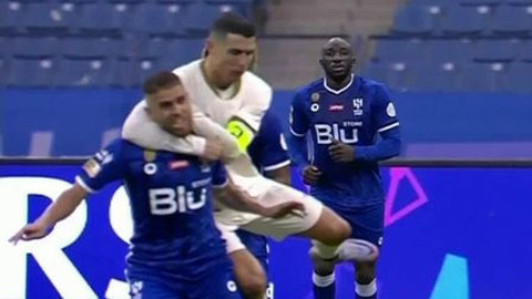 Ronaldo khóa cổ, kéo đối thủ như trong môn đấu vật
