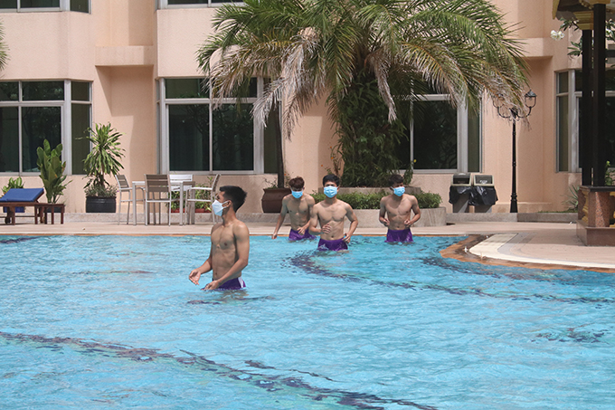 Bể bơi của khách sạn Phnom Penh. Ảnh: Phan Hồng 