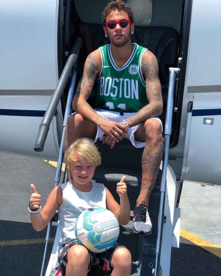 Neymar và con trai Lucca chụp ảnh bên chiếc Cessna Citation 680
