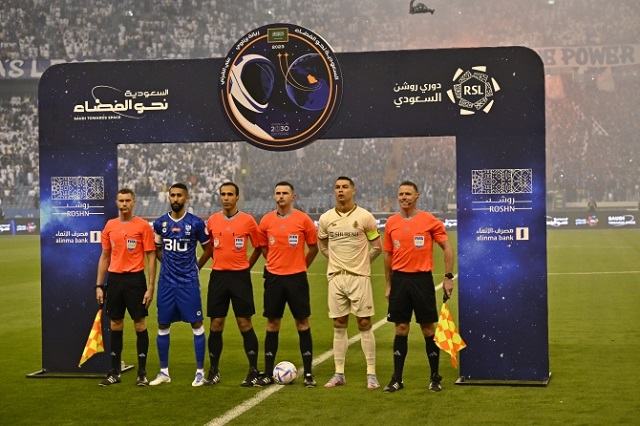 Tổ trọng tài người Anh ở trận đấu giữa Al Nassr và Al Hilal hôm 19/4