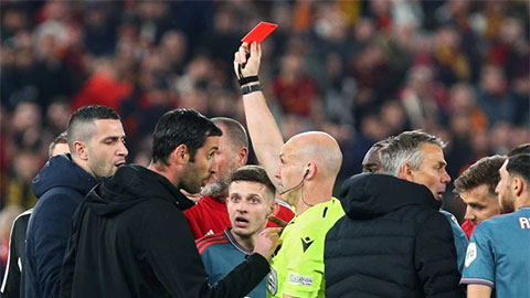 Trợ lý Mourinho nhận thẻ đỏ vì đẩy cầu thủ của Feyenoord