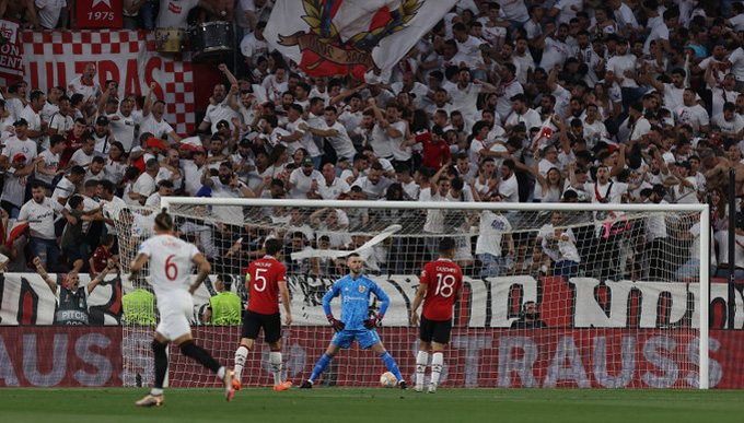 MU thêm một lần gục ngã ở trận đấu quan trọng như trước Sevilla
