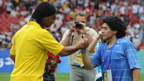 Cựu sao MU gia nhập 'CLB vỡ nợ' cùng Maradona và Ronaldinho
