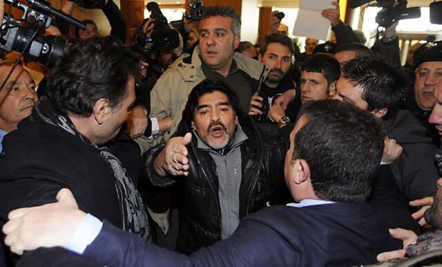 Maradona từng bị siết nợ khi trở lại Italia