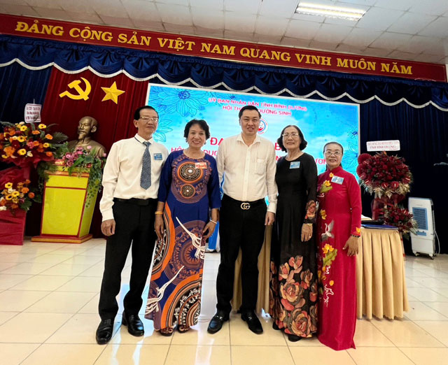 Ông Cao Văn Chóng-PGĐ Sở Văn hoá, Thể thao và Du lịch chụp hình lưu niệm cùng Chủ tịch và các Phó Chủ tịch Hội Thể dục dưỡng sinh tỉnh Bình Dương nhiệm kỳ 2023-2028