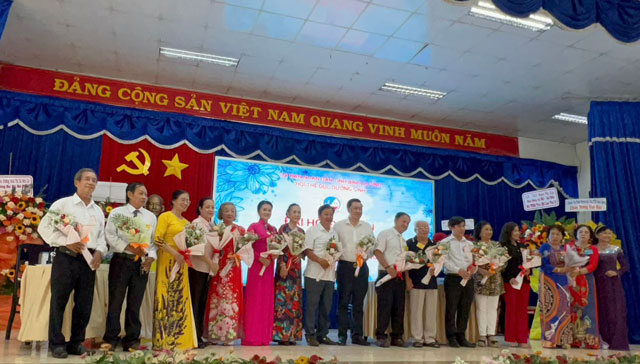 Lãnh đạo Hội Thể dục dưỡng sinh tặng hoa chúc mừng đại biểu lãnh đạo và khách mời đến tham dự Đại hội
