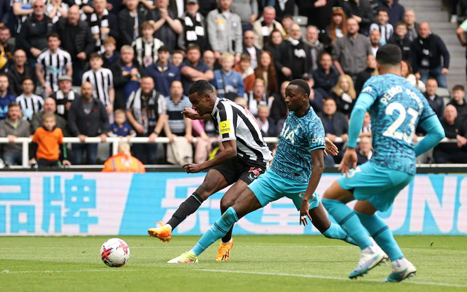 Isak giúp Newcastle dẫn trước Tottenham 5-0 chỉ sau 21 phút