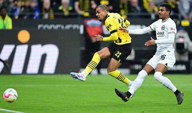 Malen (trái) đã lập cú đúp trong chiến thắng của Dortmund trước Frankfurt vừa qua