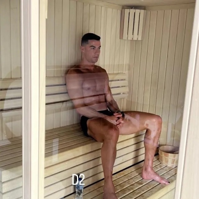 Ronaldo để lộ móng chân màu đen khi ngồi trong phòng tắm hơi