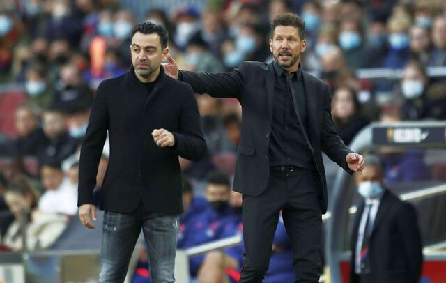 HLV Simeone (phải) luôn gặp ác mộng trước Barca.