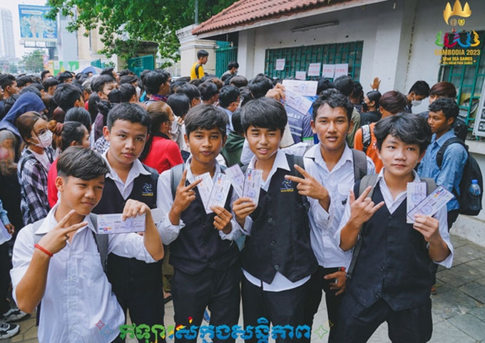 Các CĐV Campuchia vui mừng mới những tấm vé xem U22 Campuchia thi đấu