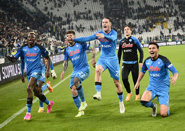 Cầu thủ Napoli ăn mừng sau chiến thắng quan trọng trước Juve
