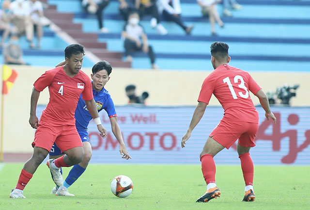 U22 Singapore (trước) được dự đoán sẽ bị loại ngay từ vòng bảng ở SEA Games sắp tới - Ảnh: MINH TUẤN