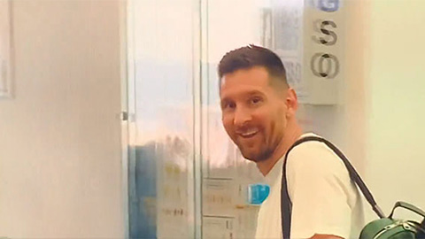 Tin giờ chót 26/4: Messi cười tươi khi được fan rủ về Barca