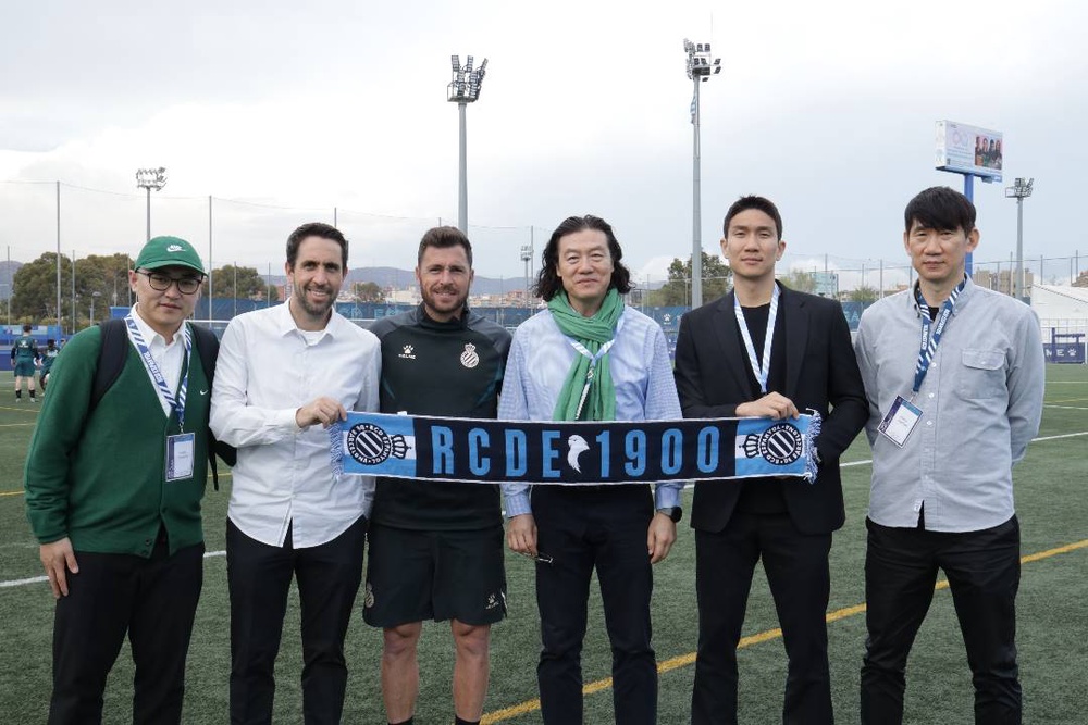 HLV Kim Pan Gon cùng các cộng sự có mặt tại CLB Espanyol, nơi họ được tham dự buổi đào tạo về phương pháp huấn luyện và buổi đào tạo của các đội trẻ