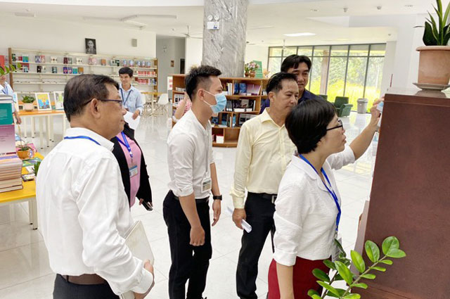 Đoàn khảo sát đánh giá chất lượng tại Thư viện Trường ĐH Tiền Giang