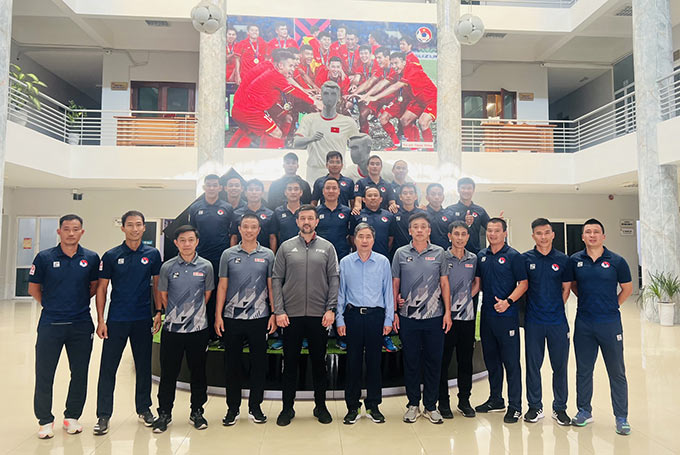 Giảng viên FIFA sang Việt Nam giúp đỡ trọng tài V.League dùng VAR 