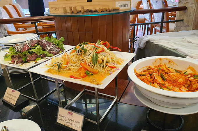 Gỏi Thái, salad và kim chi Hàn Quốc cũng xuất hiện trong bữa ăn của đội U22 Việt Nam.