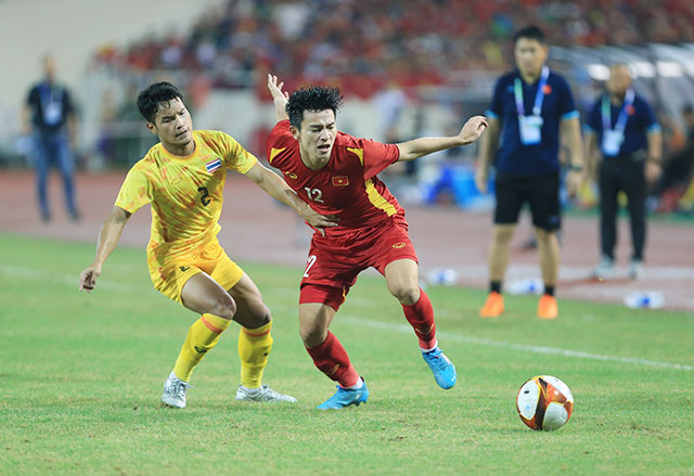 U22 Thái Lan (trái) vẫn là đối thủ đáng gờm nhất của U22 Việt Nam tại SEA Games 2023 - Ảnh: ĐỨC CƯỜNG