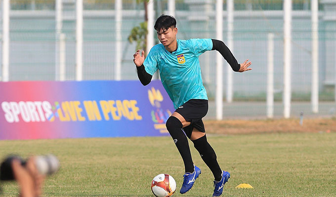 Nalongsit sinh năm 2001, có bố người Việt Nam mẹ người Lào. Anh được triệu tập lên ĐTQG Lào từ năm 2021 và tham dự AFF Cup cùng năm. Đây là kỳ SEA Games thứ 2 liên tiếp của cầu thủ 22 tuổi