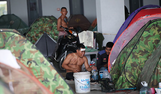 Cho đến ngày 27/4, một số hạng mục tại sân Morodok vẫn đang trong quá trình hoàn thiện. Công nhân Campuchia phải lắp lều trại để ăn ngủ xuyên đêm làm việc...