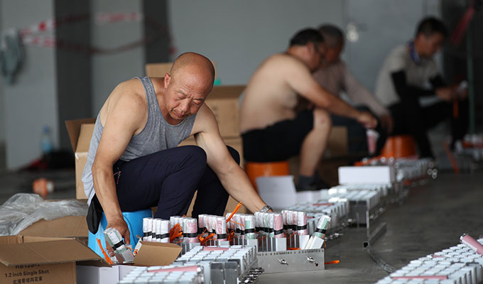 Một công nhân người Trung Quốc đang chuẩn bị giàn pháo hoa cho lễ khai mạc 