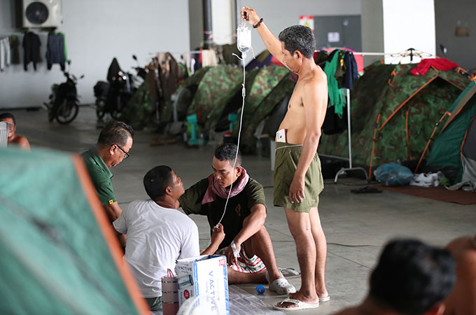 Thời tiết tại Phnompenh khá khắc nghiệt với nhiệt độ từ 36-37 độ C. Điều này khiến một số công nhân bị ốm, cần phải nhờ y tá truyền nước ngay tại lều trại dưới hầm sân 