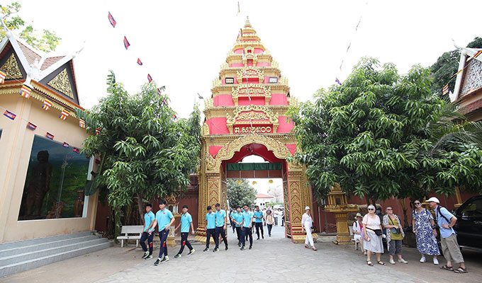 Sáng 28/4, ĐT U22 Việt Nam đã có buổi thăm quan chùa Wat Ounalom, thưởng lãm cảnh đẹp, nét thanh tịnh của địa điểm tâm linh nổi tiếng trên nước bạn Campuchia 