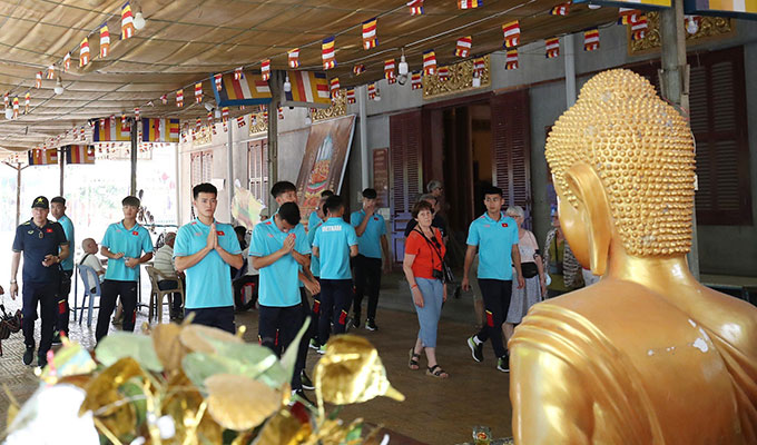 Wat Ounalom là một trong 5 ngôi Già lam Phật địa ban đầu của Phnom Penh, khi thành phố trở thành thủ đô của vương quốc Campuchia 