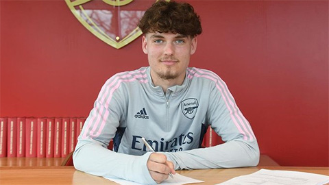 Michal Rosiak ký hợp đồng chuyên nghiệp đầu tiên với Arsenal