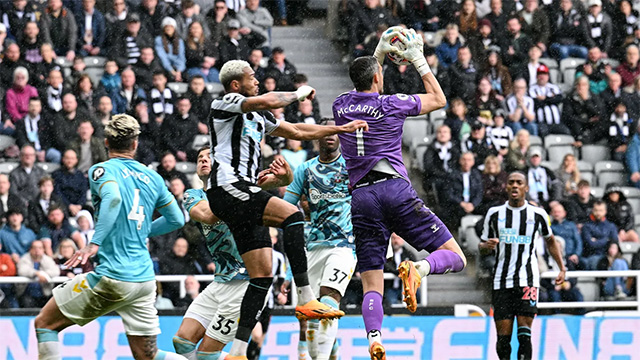 Newcastle ngược dòng thành công