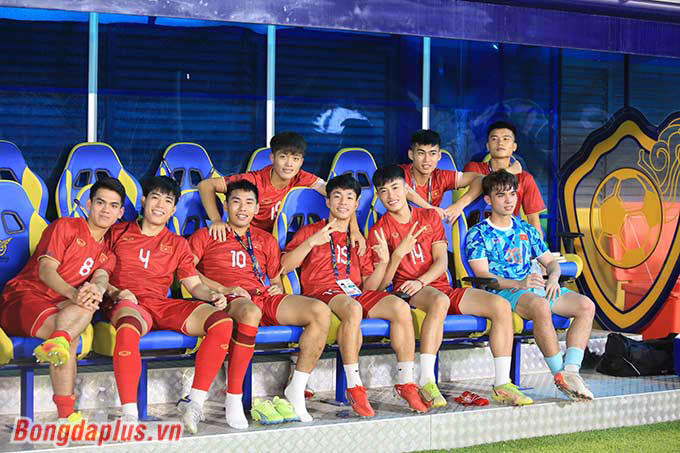 Nét hồn nhiên của các cầu thủ U22 Việt Nam trên băng ghế dự bị