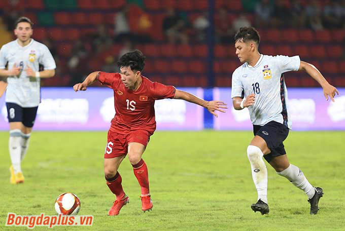 Cựu cầu thủ Quang Long chia sẻ trên truyền hình: "Lần đầu tiên mà xem Lào lại khiến tôi cảm thấy lo lắng. Chất lượng cầu thủ U22 Việt Nam triển khai lối chơi chưa hài lòng với tôi." 