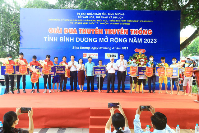 Ông Nguyễn Văn Lợi - Ủy viên Trung ương Đảng, Bí thư Tỉnh ủy, Trưởng Đoàn đại biểu quốc hội tỉnh, cùng các đại biểu trao cờ lưu niệm và hoa cho các đội tham dự giải