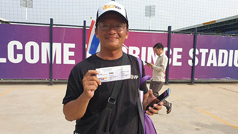 CĐV Việt Nam ‘đóng giả’ dân Thái Lan, lấy vé vào xem miễn phí