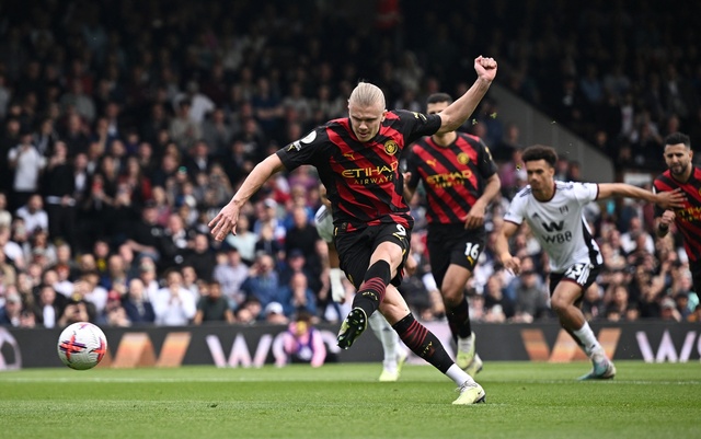 Haaland mở tỉ số giúp Man City thắng Fulham 2-1.