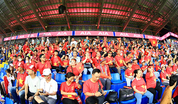 Sân Prince, với gần 10.000 chỗ ngồi, gần như được phủ kín hết khán đài B và C trong trận khai màn giữa U22 Việt Nam và U22 Lào ở SEA Games 32. Phần lớn trong số này đều là một màu đỏ rực rỡ được tạo ra bởi các CĐV Việt Nam... 